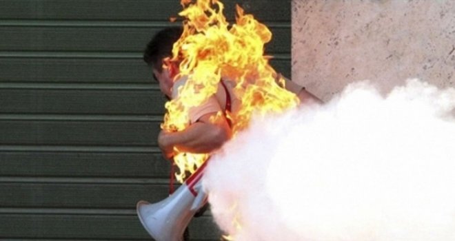 Hollanda’da bir sığınmacı kendini ateşe verdi!