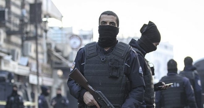 Sur’da 3 polis yaralandı