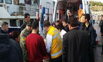 Foça'da mülteci botu battı