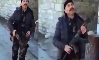 Kalaşnikoflu fotoğraf...